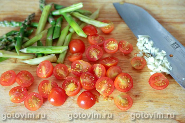 Тёплый салат со спаржей и помидорами черри и моцареллой