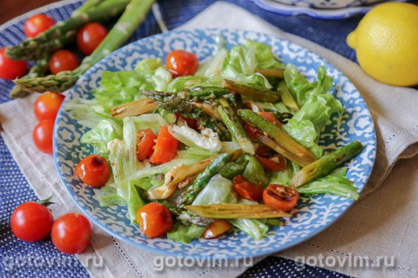 Тёплый салат со спаржей и помидорами черри и моцареллой