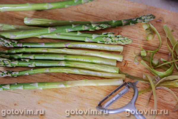 Тёплый салат со спаржей и помидорами черри и моцареллой