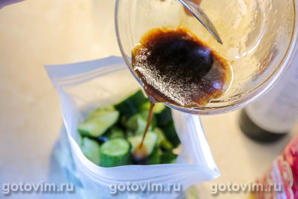 Битые огурцы с соевым соусом и чили