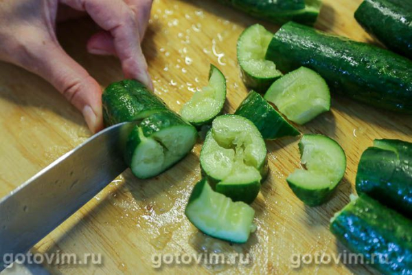 Битые огурцы с соевым соусом и чили