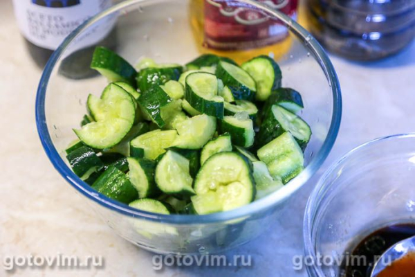 Битые огурцы с соевым соусом и чили