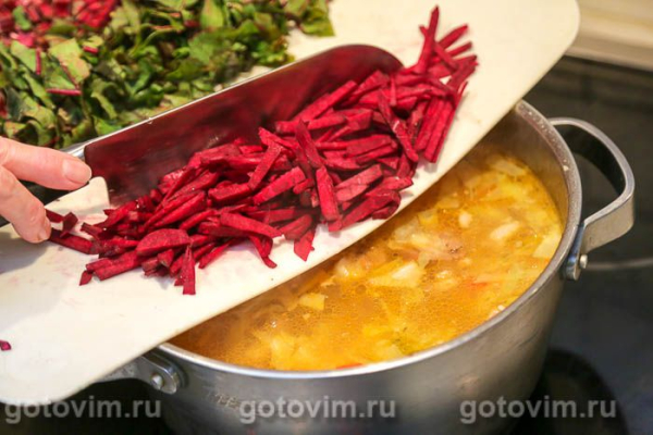 Борщ с мясом и свекольной ботвой