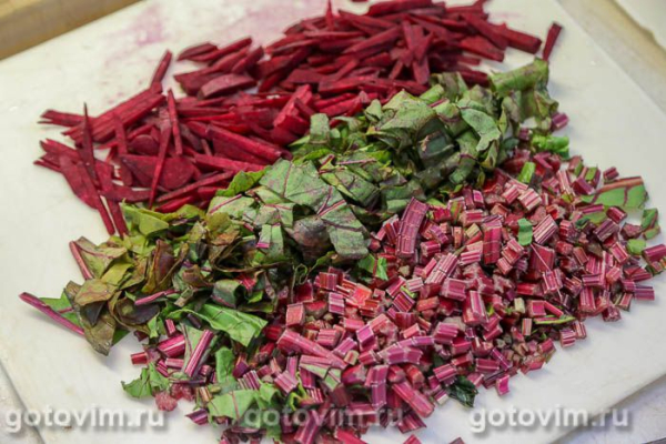 Борщ с мясом и свекольной ботвой