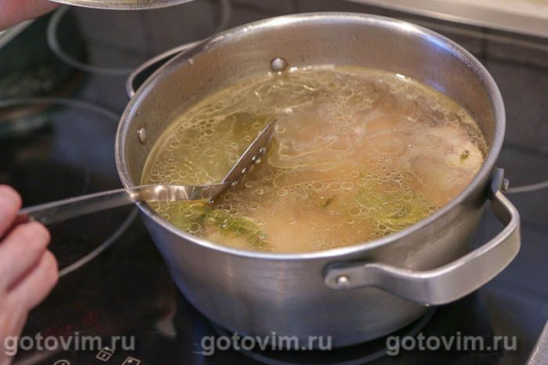 Борщ с мясом и свекольной ботвой