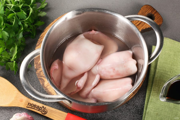 
            Как варить замороженного кальмара: от выбора до готового блюда        