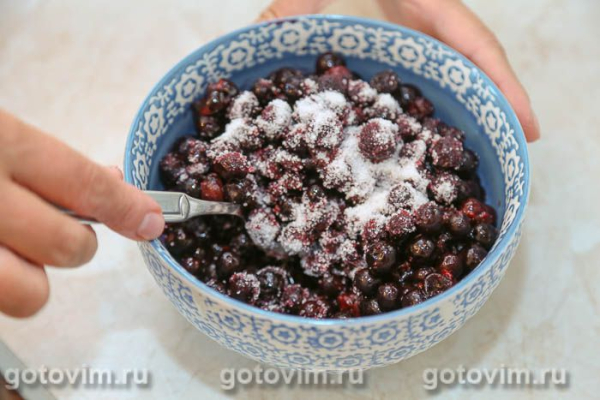 Калитки из творожного теста с черной смородиной Калитки из творожного теста с черной смородиной