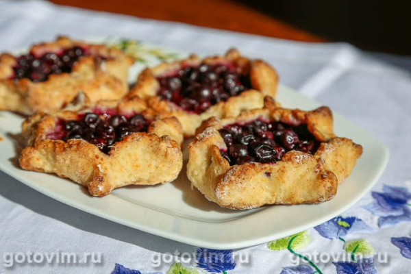Калитки из творожного теста с черной смородиной Калитки из творожного теста с черной смородиной