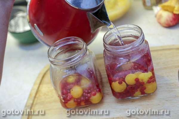 Компот из желтой алычи и красной смородины на зиму