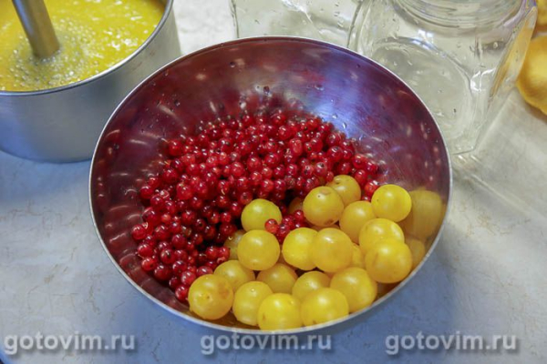 Компот из желтой алычи и красной смородины на зиму