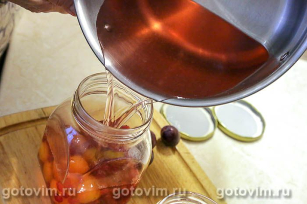 Компот из желтой алычи и красной смородины на зиму