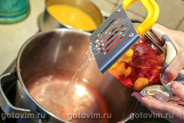 Компот из желтой алычи и красной смородины на зиму