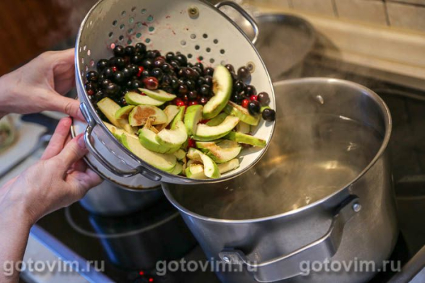 Компот с яблоками, красной и черной смородиной