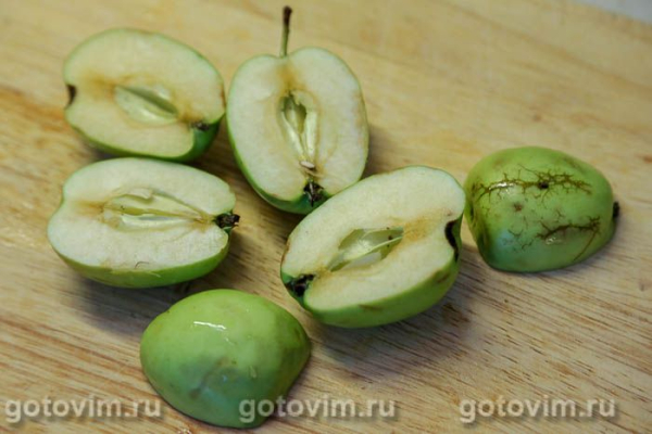 Компот с яблоками, красной и черной смородиной