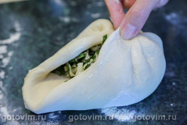 Осетинский пирог со свекольной ботвой (Цахараджин)