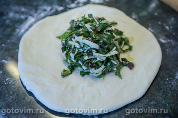 Осетинский пирог со свекольной ботвой (Цахараджин)