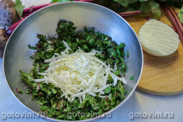 Осетинский пирог со свекольной ботвой (Цахараджин)