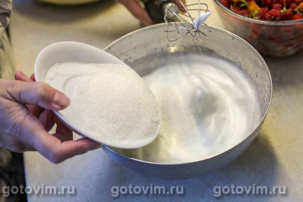 Песочный пирог с малиной и безе