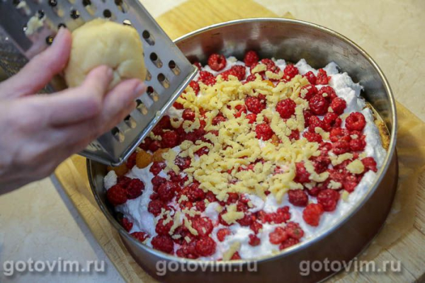 Песочный пирог с малиной и безе