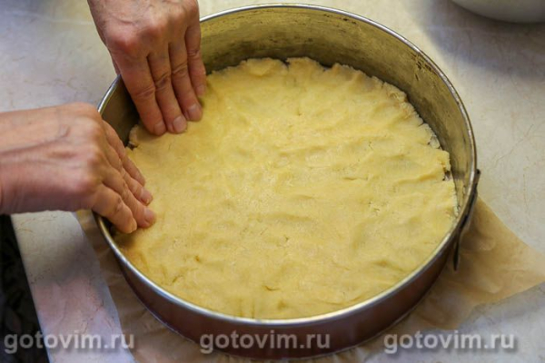 Песочный пирог с малиной и безе