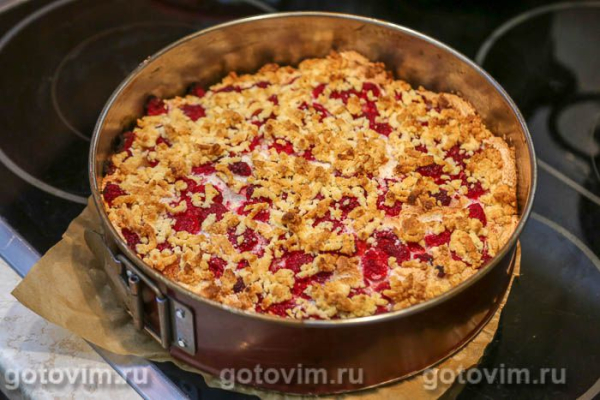 Песочный пирог с малиной и безе