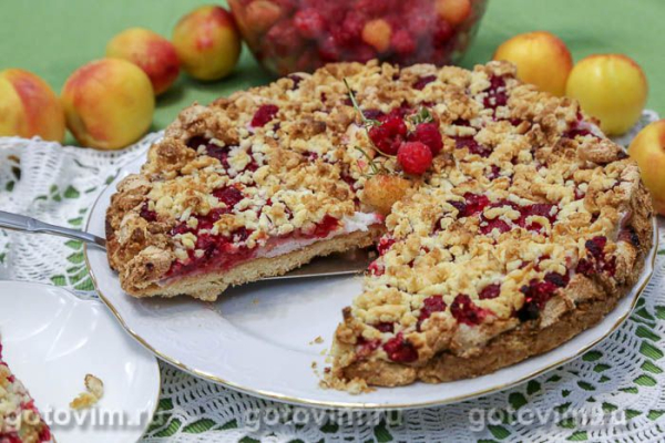 Песочный пирог с малиной и безе