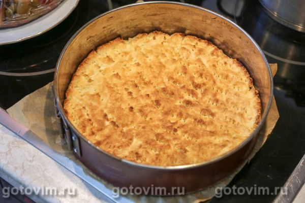 Песочный пирог с малиной и безе