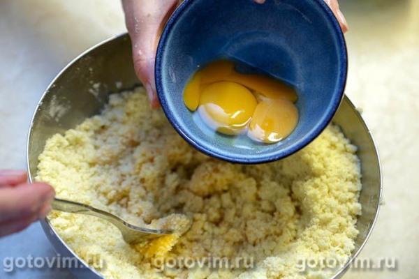 Песочный пирог с малиной и безе