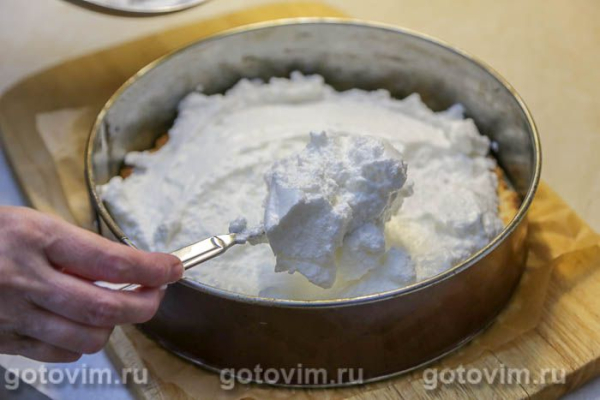 Песочный пирог с малиной и безе