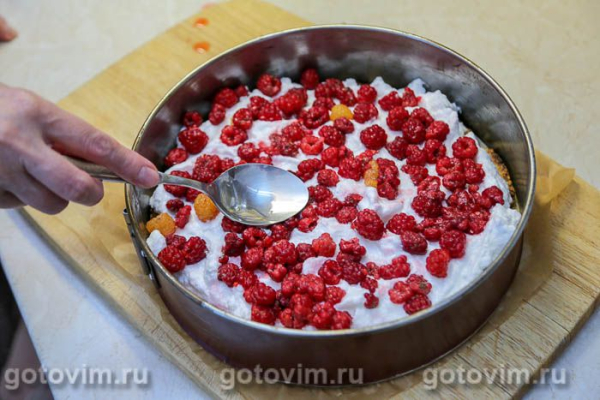 Песочный пирог с малиной и безе