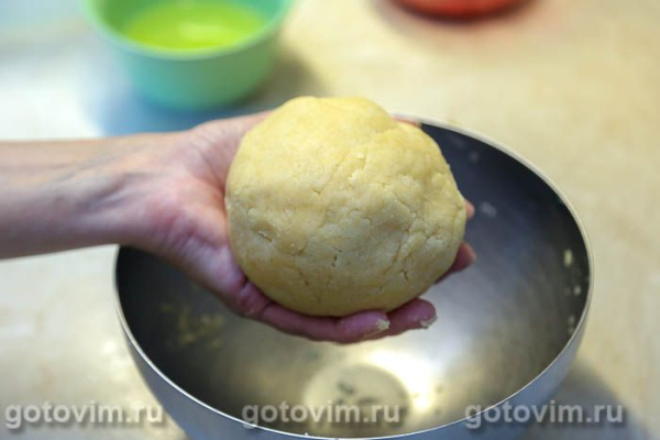 Песочный пирог с малиной и безе