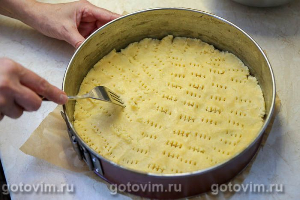 Песочный пирог с малиной и безе