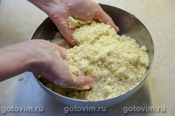 Песочный пирог с малиной и безе