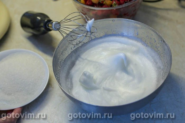 Песочный пирог с малиной и безе