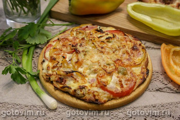 Пицца на кефире с ветчиной, сыром, беконом и помидорами Пицца на кефире с ветчиной, сыром, беконом и помидорами