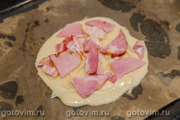 Пицца на кефире с ветчиной, сыром, беконом и помидорами Пицца на кефире с ветчиной, сыром, беконом и помидорами