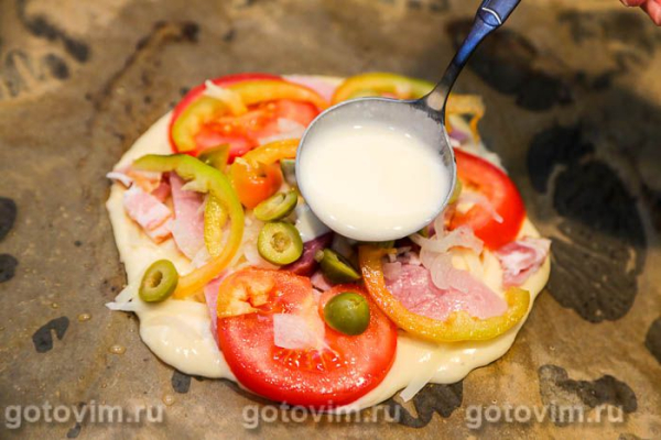 Пицца на кефире с ветчиной, сыром, беконом и помидорами Пицца на кефире с ветчиной, сыром, беконом и помидорами