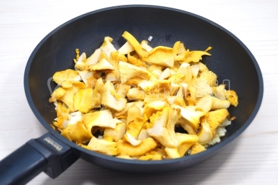 Суп-пюре с лисичками и плавленым сыром Суп-пюре с лисичками и плавленым сыром