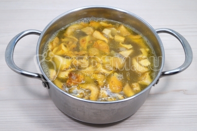 Суп-пюре с лисичками и плавленым сыром Суп-пюре с лисичками и плавленым сыром