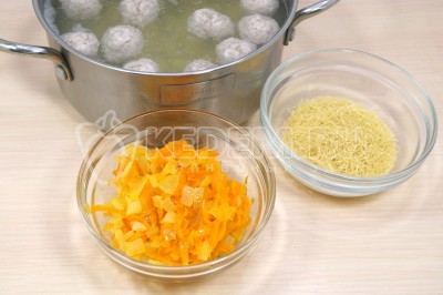 Суп с фрикадельками, вермишелью и картофелем