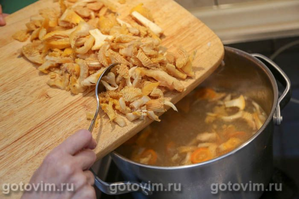 Грибной суп из лисичек с клецками Грибной суп из лисичек с клецками