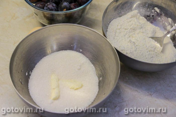 Кекс со сливой и кофе