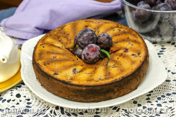 Кекс со сливой и кофе