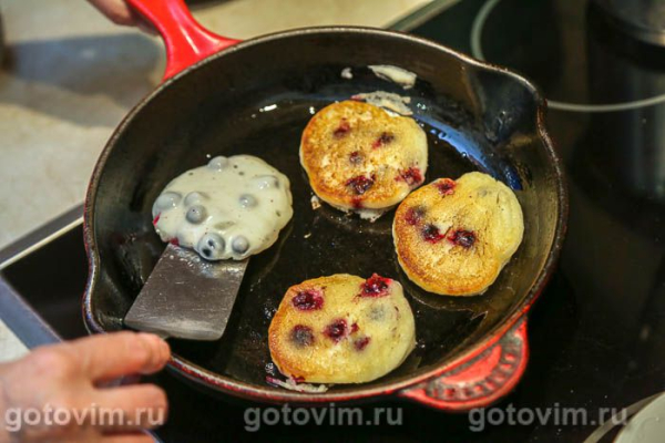 Оладьи на кефире с крахмалом и черной смородиной Оладьи на кефире с крахмалом и черной смородиной