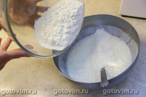 Оладьи на кефире с крахмалом и черной смородиной Оладьи на кефире с крахмалом и черной смородиной