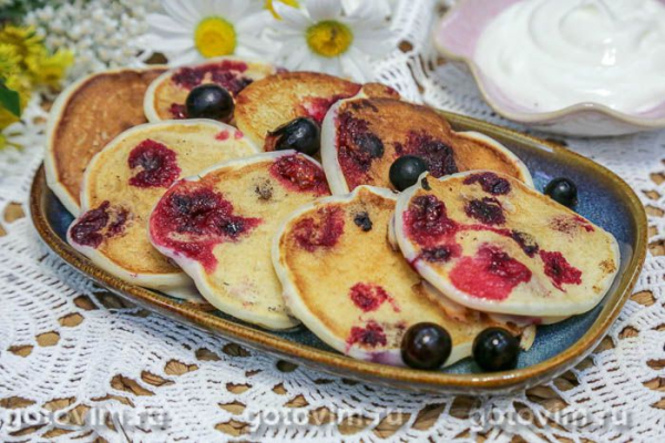 Оладьи на кефире с крахмалом и черной смородиной Оладьи на кефире с крахмалом и черной смородиной