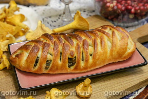 Пирог-плетенка с белыми грибами в сметане с яйцом Пирог-плетенка с белыми грибами в сметане с яйцом