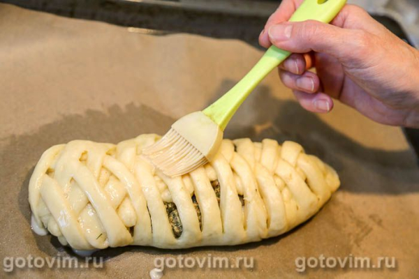 Пирог-плетенка с белыми грибами в сметане с яйцом Пирог-плетенка с белыми грибами в сметане с яйцом