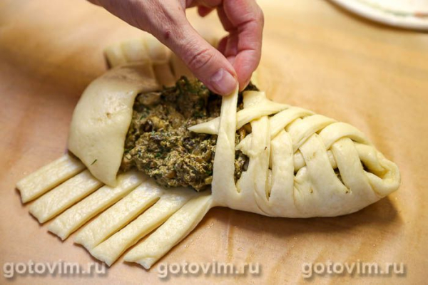 Пирог-плетенка с белыми грибами в сметане с яйцом Пирог-плетенка с белыми грибами в сметане с яйцом