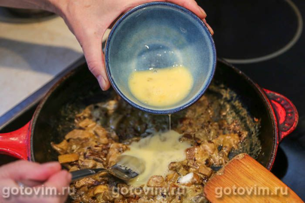 Пирог-плетенка с белыми грибами в сметане с яйцом Пирог-плетенка с белыми грибами в сметане с яйцом